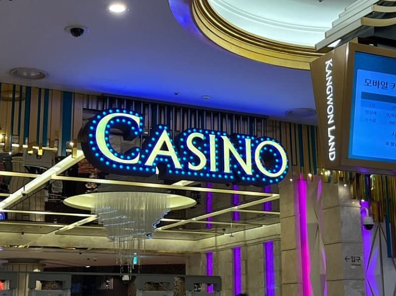강원랜드 카지노 입구 - CASINO 간판과 카지노 로비